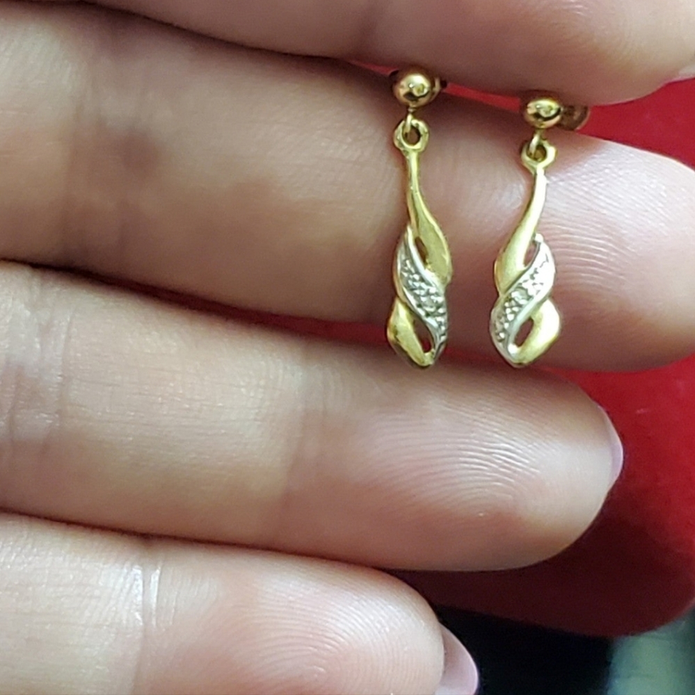 9k (375) gold diamond earrings. Stamped 375 on the posts and also on the backs. - Picture 4 of 5